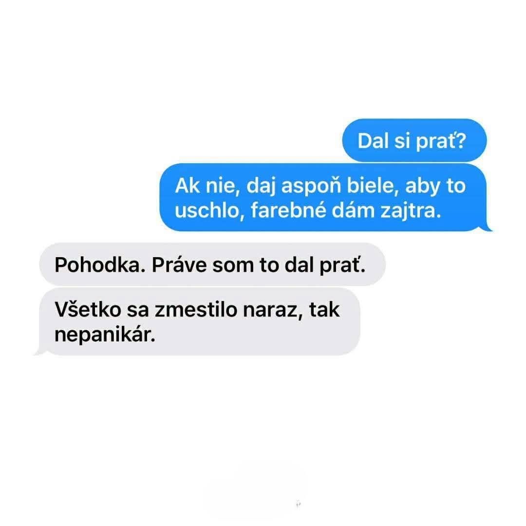 Konverzácia cez SMS o praní bielizne, kde sa jedna osoba uisťuje, že sa použije správna metóda.