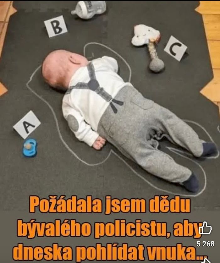Dieťa leží na zemi s hračkami, kriedové obrysy pripomínajú prácu policajta, humorný text o strážení.