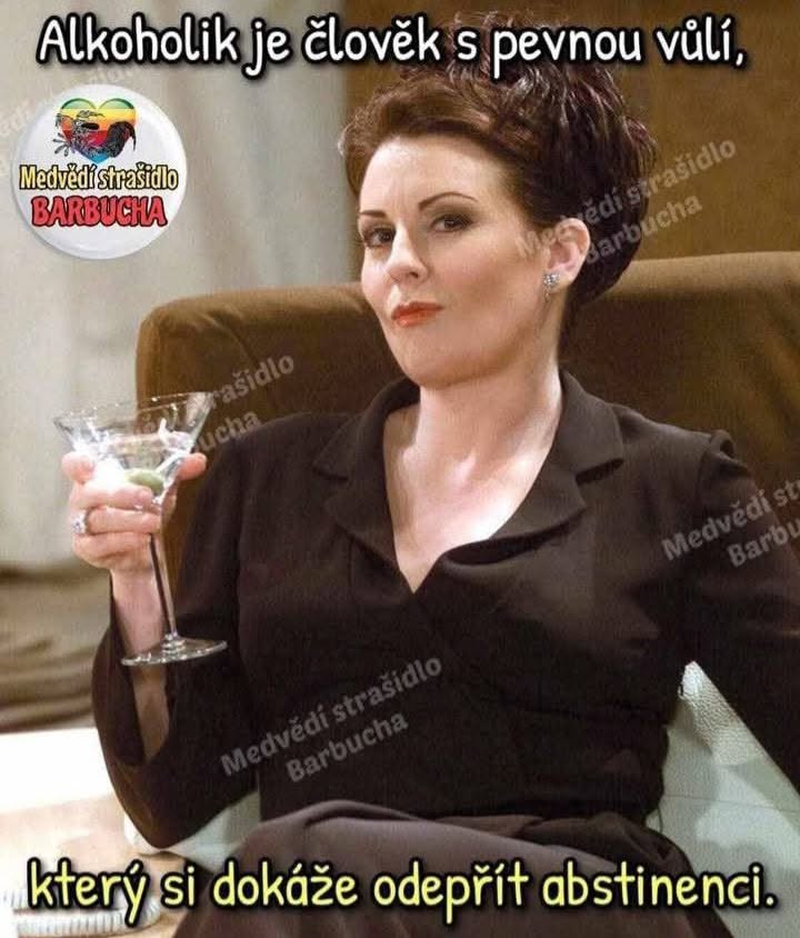 Žena so zdvihnutým obočím drží pohár s nápojom a ironicky sa usmieva. Text: Alkoholik je človek s pevnou vôľou...