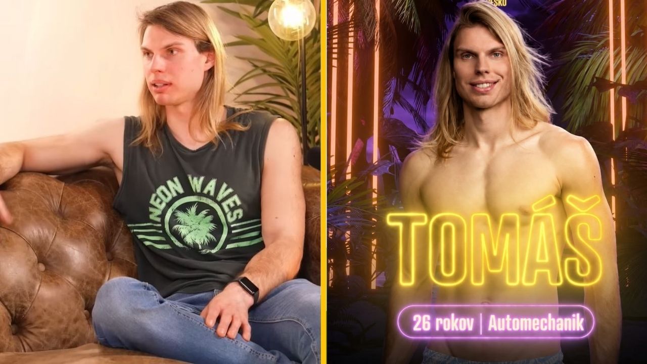 Mladý muž s dlhými vlasmi sedí na pohovke; vedľa je jeho plagát s menom Tomáš, 26 rokov, automechanik.