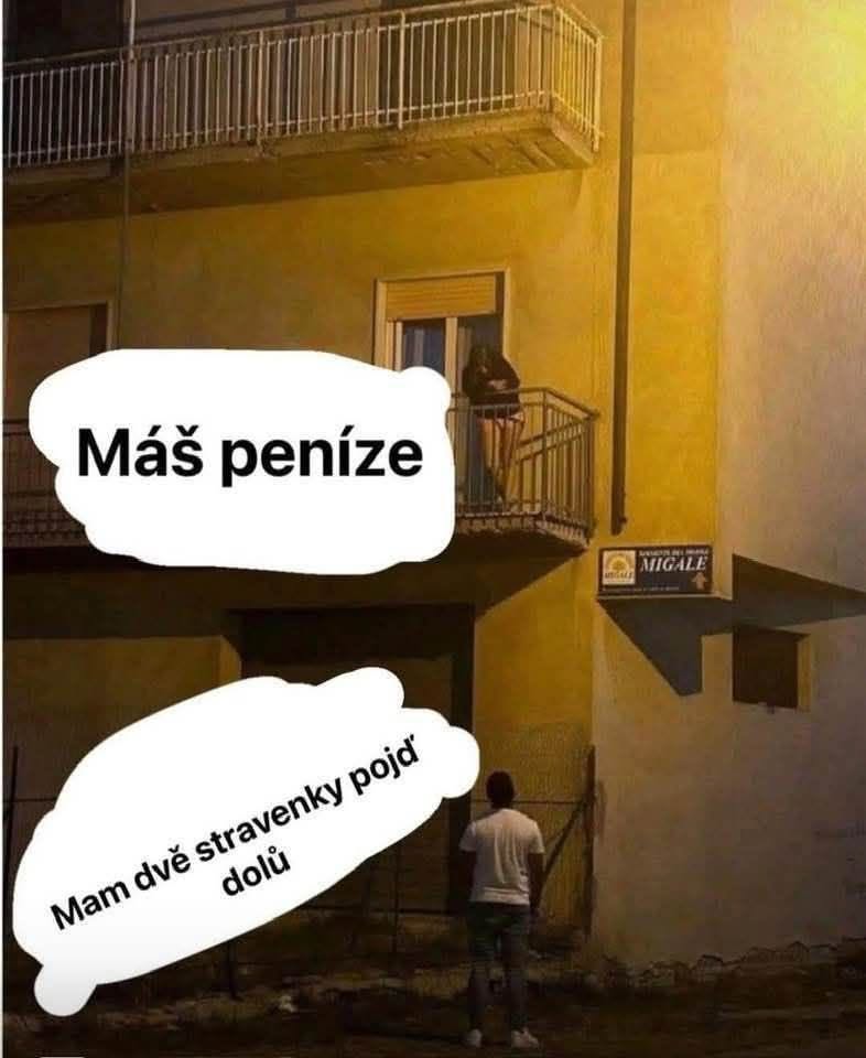 Muž pod balkónom ponúka stravenky za peniaze od osoby na balkóne v noci pri pouličnom osvetlení.