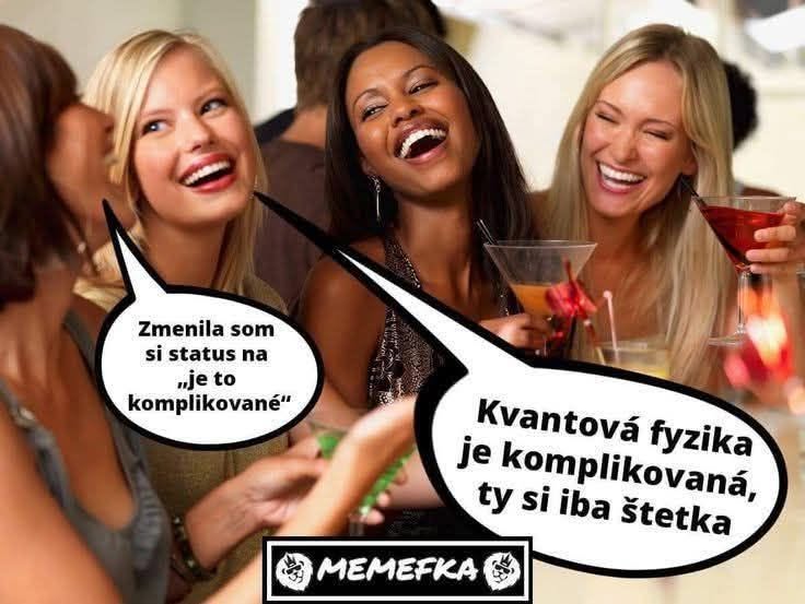 Ženy sa smejú a diskutujú o vzťahoch a kvantovej fyzike pri kokteiloch.