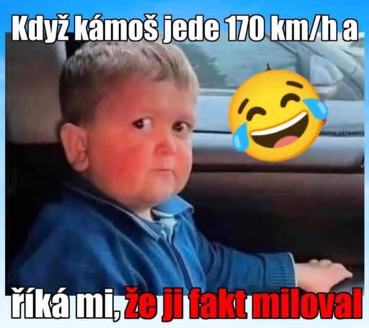 Dieťa sedí v aute s prekvapeným výrazom. Text poukazuje na emócie počas rýchlej jazdy.