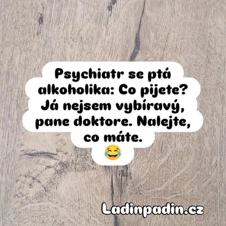 Vtipný citát na drevenom pozadí: Psychiater sa pýta alkoholika, čo pije. On odpovedá, že nie je vyberavý.