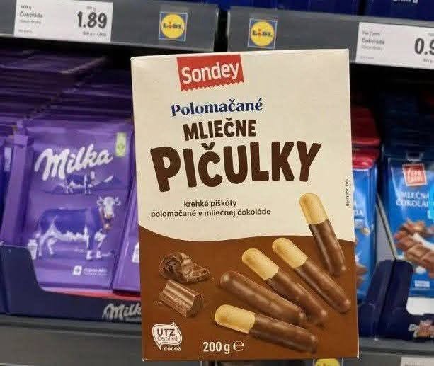 Krabička keksov Mliečne Pićulky od značky Sondey v regáli supermarketu.