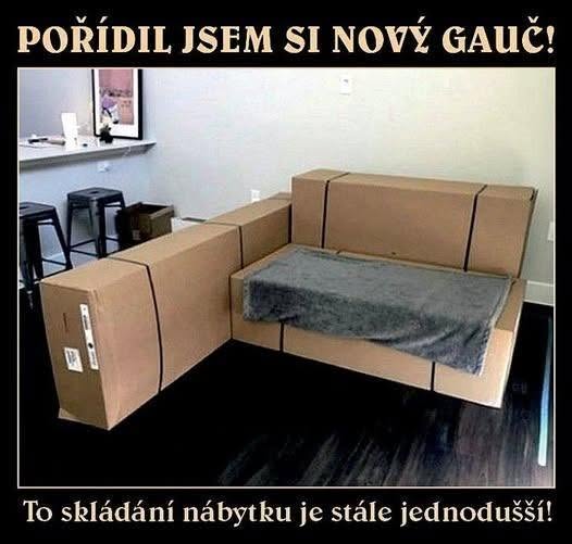 Gauč poskladaný z kartónových krabíc ako vtipná ilustrácia moderného nábytku doma.