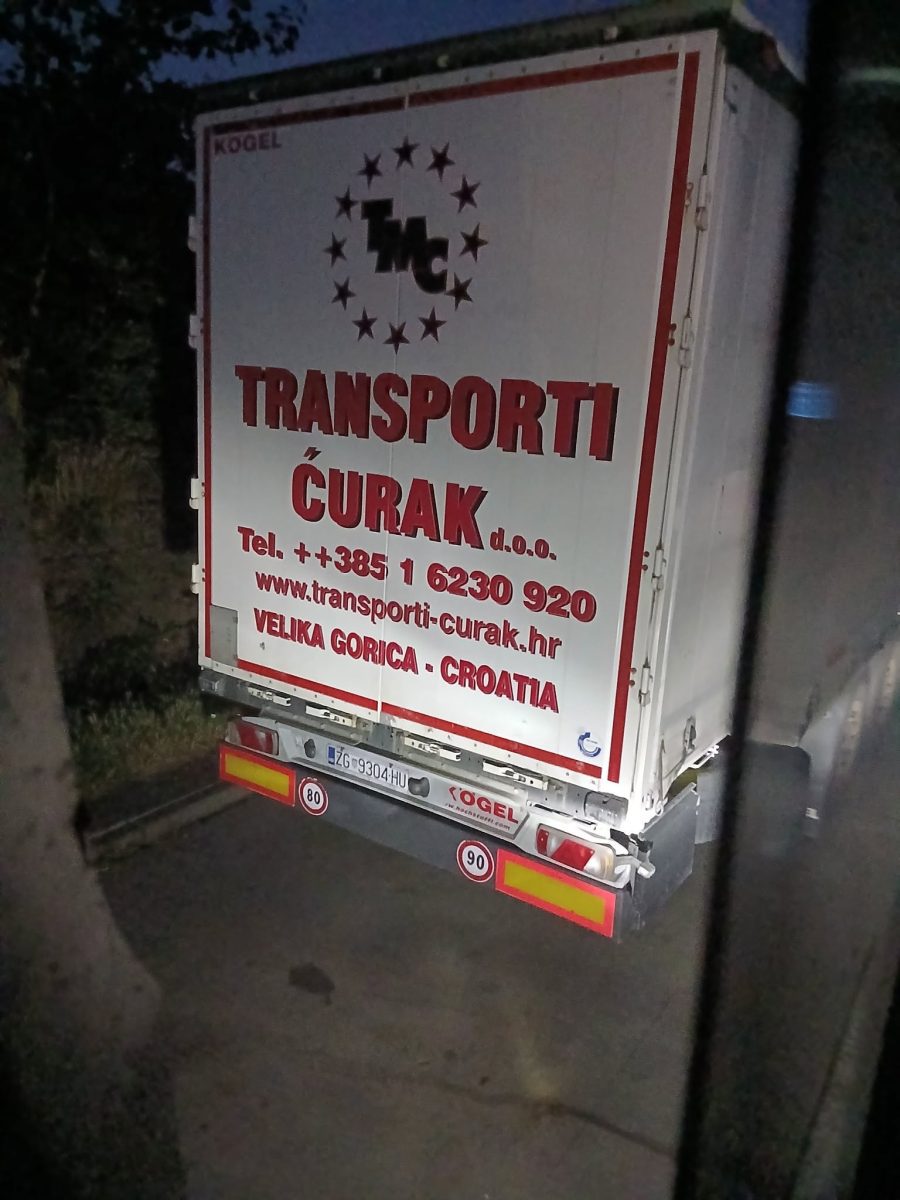 Nákladné auto spoločnosti Transporti Čurak z Chorvátska na ceste za súmraku.
