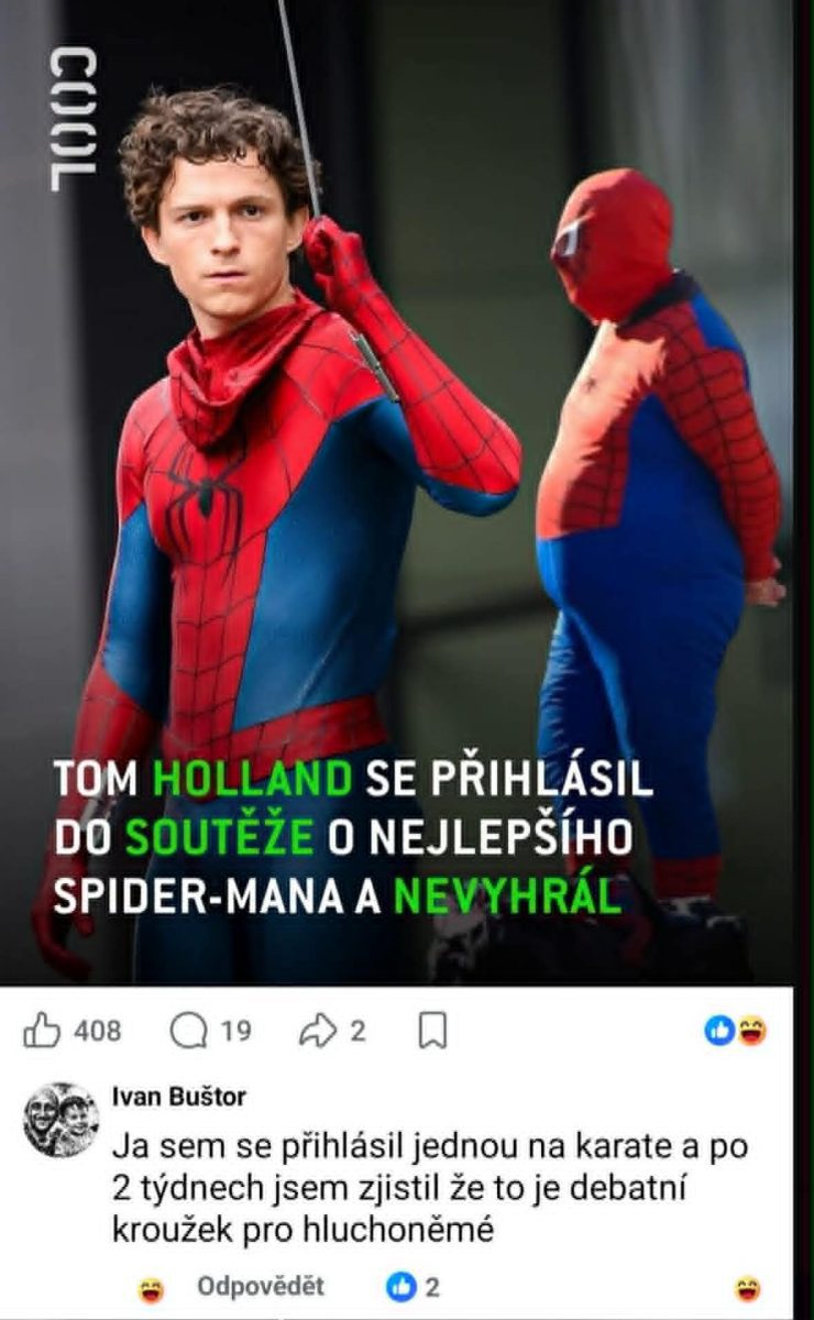 Herec v kostýme Spider-Mana s nápisom o súťaži a satirickým komentárom nižšie.