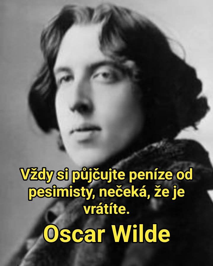 Čiernobiela fotografia s citátom: Vždy si půjčujte peníze od pesimisty, nečeká, že je vrátíte. Oscar Wilde.