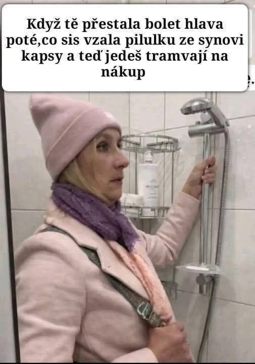 Žena v ružovej čiapke drží sprchu a tvári sa prekvapene, nápis s vtipným textom je na vrchu obrázka.