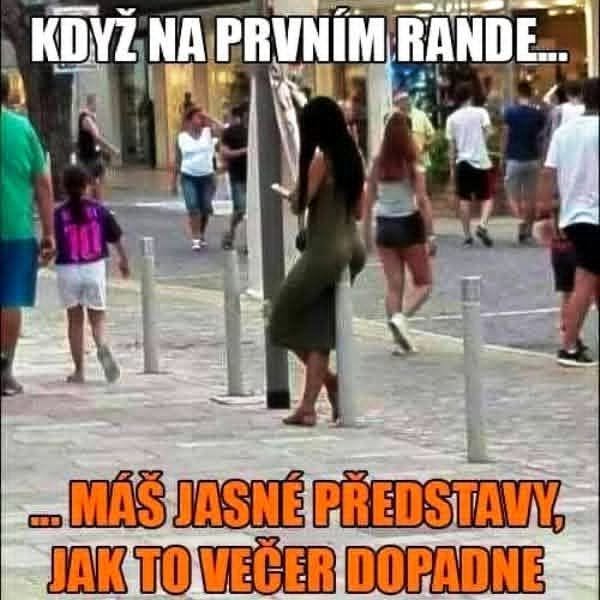 Žena na ulici pripravujúca sa na rande, s odkazom na plánovanie večera. Humorný pohľad na prvé rande.