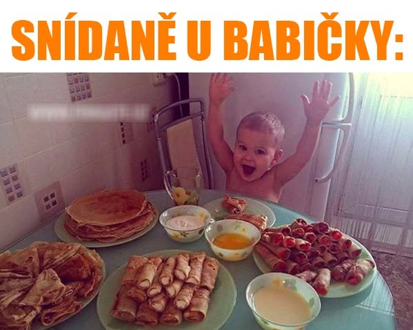 Dieťa nadšené z palaciniek a rôznych pochúťok na stole u babičky. Radosť z babičkinej tradičnej raňajky.