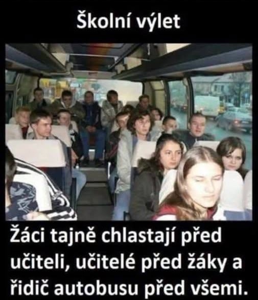 Skupina žiakov a učiteľov sedí v autobuse na školskom výlete, s humoristickým textom o tajnom pití.