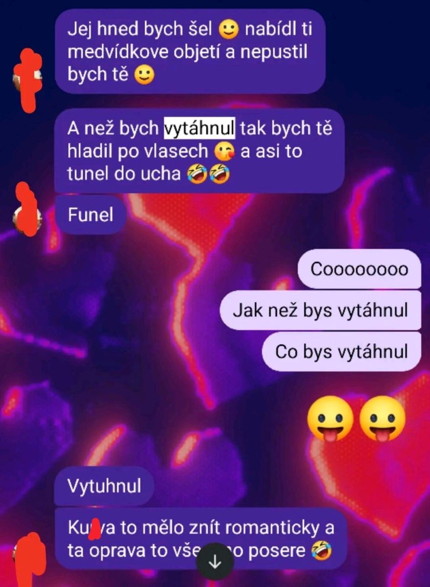Konverzácia o romantickom objatí s humorným preklepom a nečakanou reakciou, doplnené emotikonmi.
