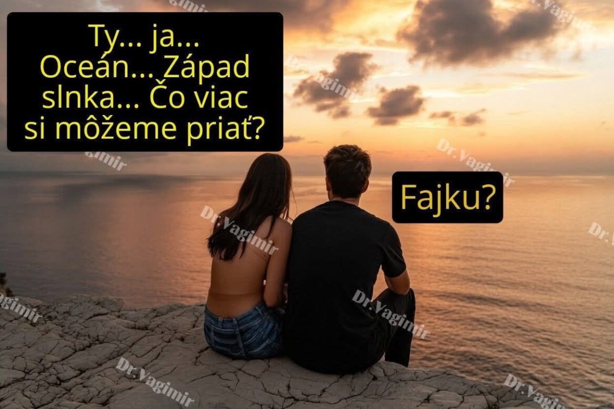 Pár sedí na skalách a sleduje západ slnka nad oceánom, obloha je dramatická s oblakmi.