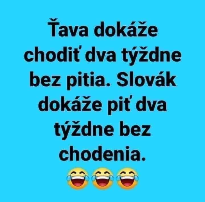Vtip porovnávajúci schopnosti ťavy a Slováka, s odkazom na pitie, s emotikonmi smiechu.