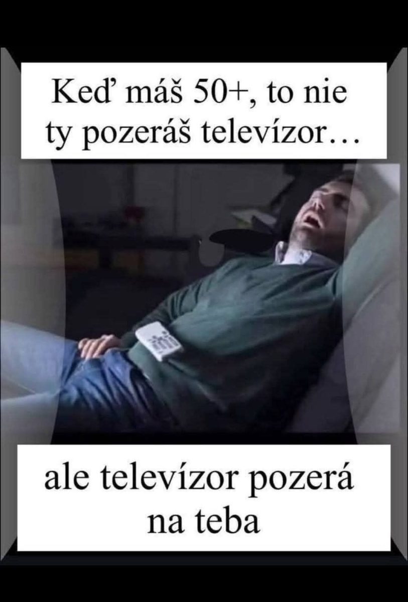 Muž spí na gauči, s ovládačom na bruchu. Text: Keď máš 50+, to nie ty pozeráš televízor, ale televízor pozerá na teba.