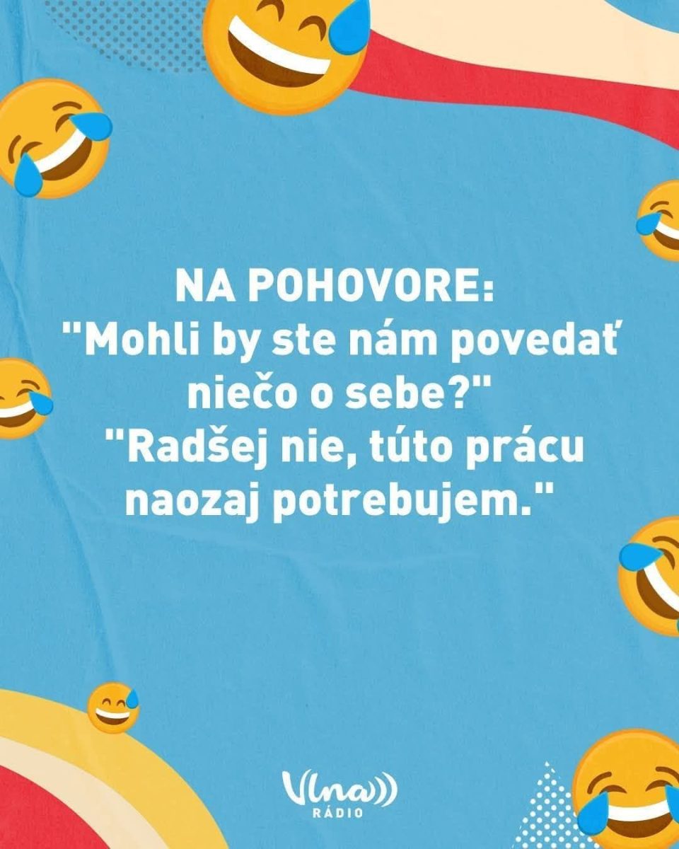 Vtipný citát o pohovore na modrom pozadí s usmievavými emotikonmi.