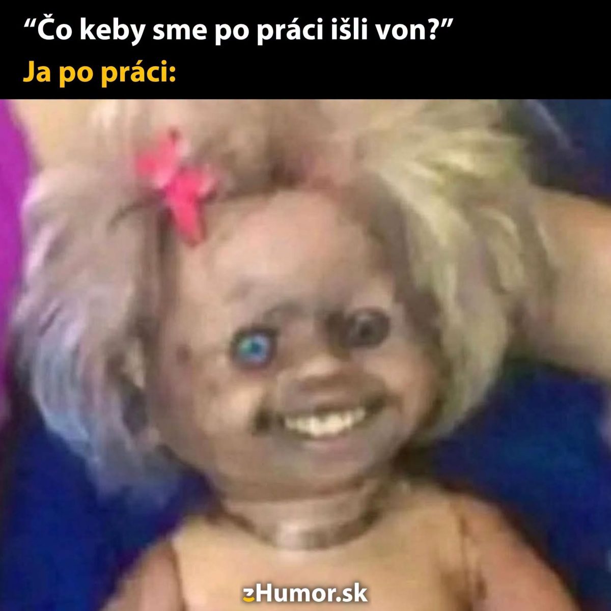 Bábika s rozcuchanými vlasmi a úsmevom, popisuje pocit po práci na pozadí otázky o odchode von.