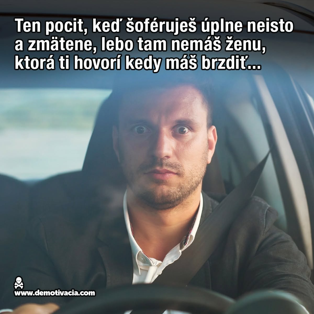 Vodič s vystrašeným výrazom za volantom auta, bez spolujazdca, ktorý by mu radil.