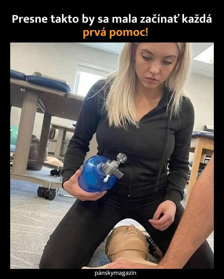 Žena na kurze prvej pomoci trénuje resuscitáciu figuríny s dýchacím vakom.