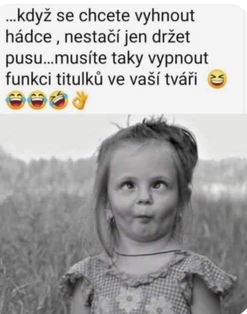 Dievča s vtipným výrazom tváre ilustruje známy výrok o kontroly emócií počas hádky.