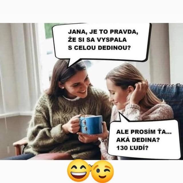 Dve ženy diskutujú pri káve s vtipnými bublinami o klebetách v dedine, jedna prekvapene reaguje na tvrdenie druhej.