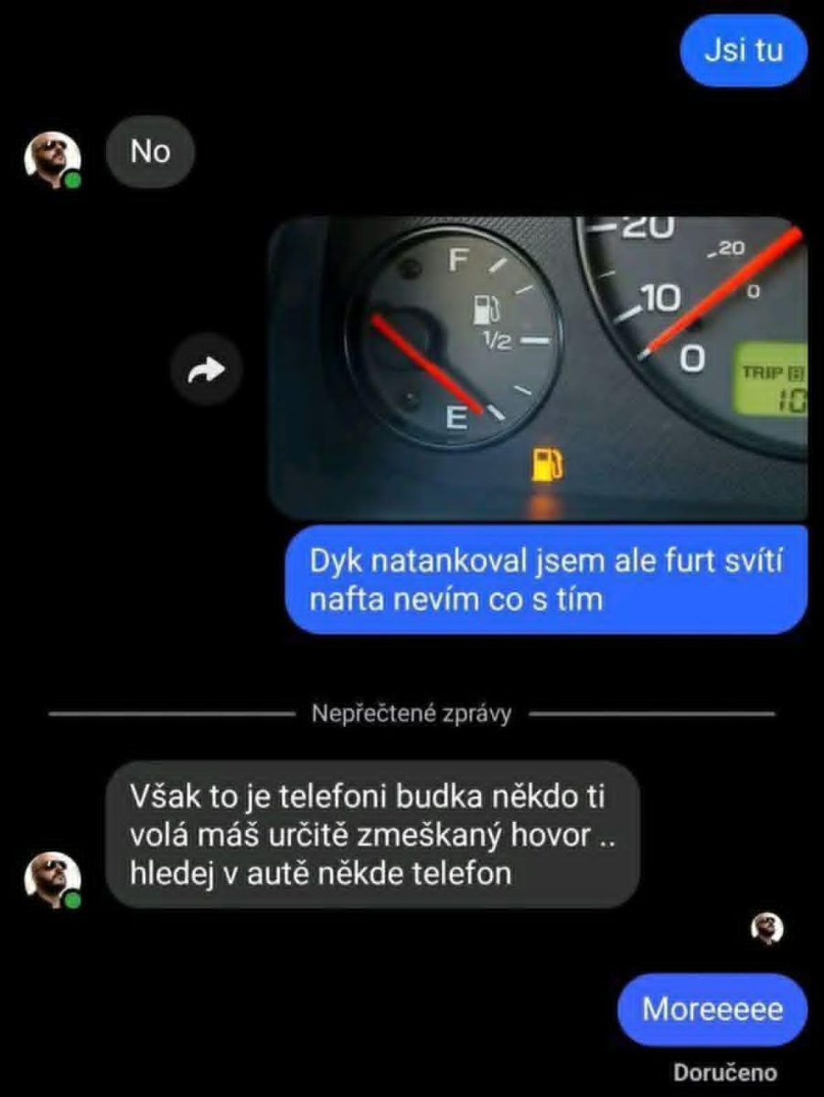 Konverzácia o svietiacej kontrolke paliva v aute; osoba nevie, prečo svieti po natankovaní.
