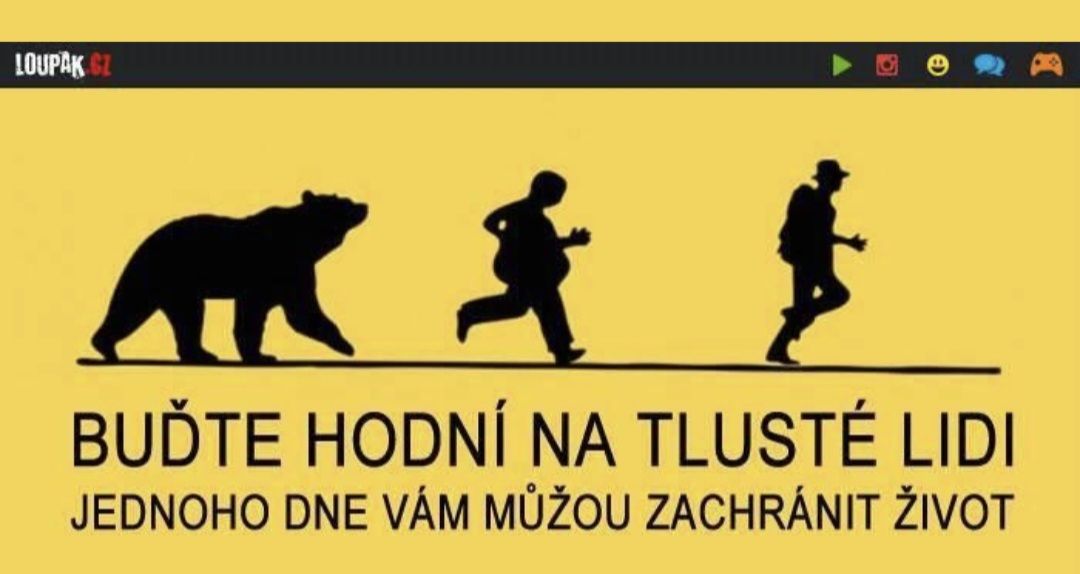 Medveď naháňa dvoch mužov s textom: Buďte milí k ľuďom s nadváhou, môžu vám raz zachrániť život.