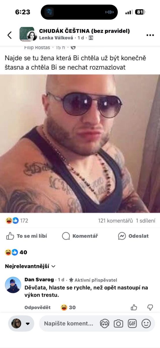 Muž s tetovaniami a okuliarmi pózuje pre selfie, správa na sociálnej sieti vyvoláva diskusiu.
