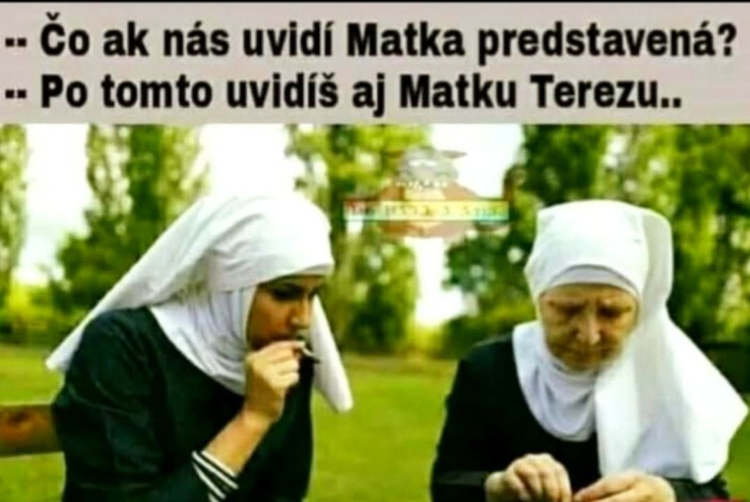 Rehoľné sestry vtipkujú na záhrade s cigaretou, popisujúc situáciu s humorom.
