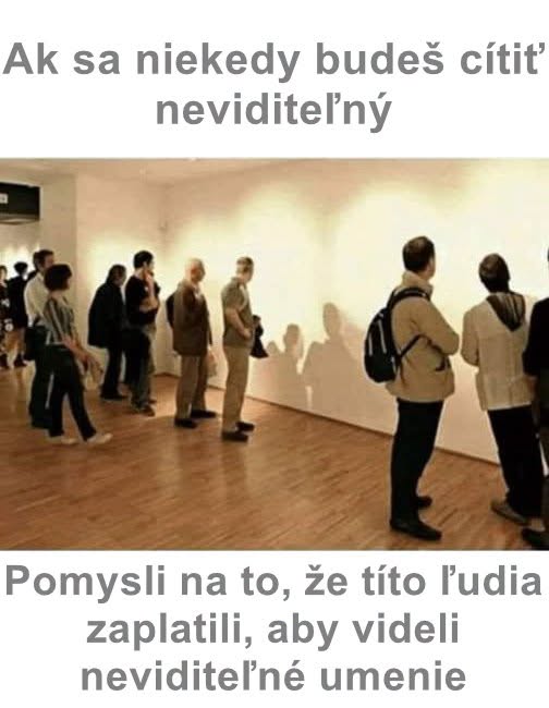 Ľudia stoja v galérii a sledujú prázdne steny, kde neviditeľné umenie vyvoláva úsmev a zamyslenie.