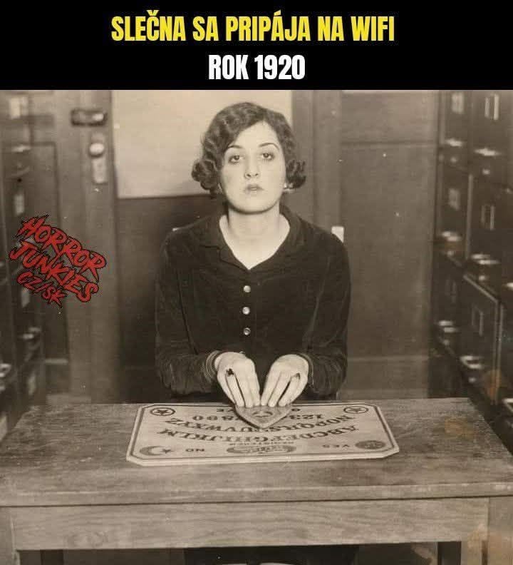 Žena z 1920-tych rokov používa tabuľku Ouija, humorný pohľad na pripájanie sa na WiFi.