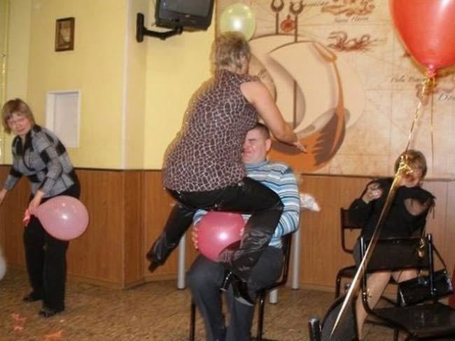 Ľudia sa bavia s balónikmi na neformálnom stretnutí v interiéri.