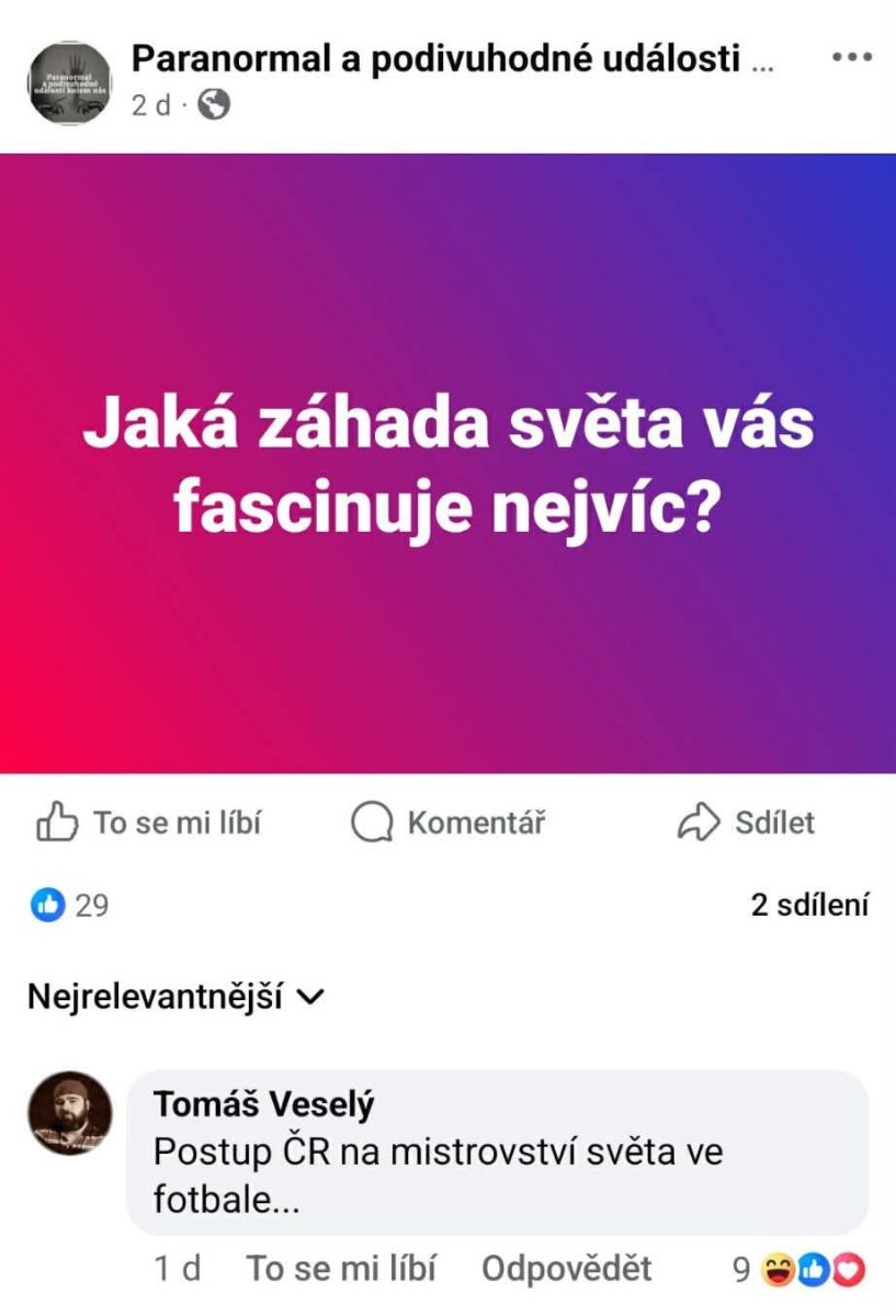 Otázka na Facebooku: Ktorá svetová záhada vás fascinuje najviac? s vtipným komentárom o futbale.