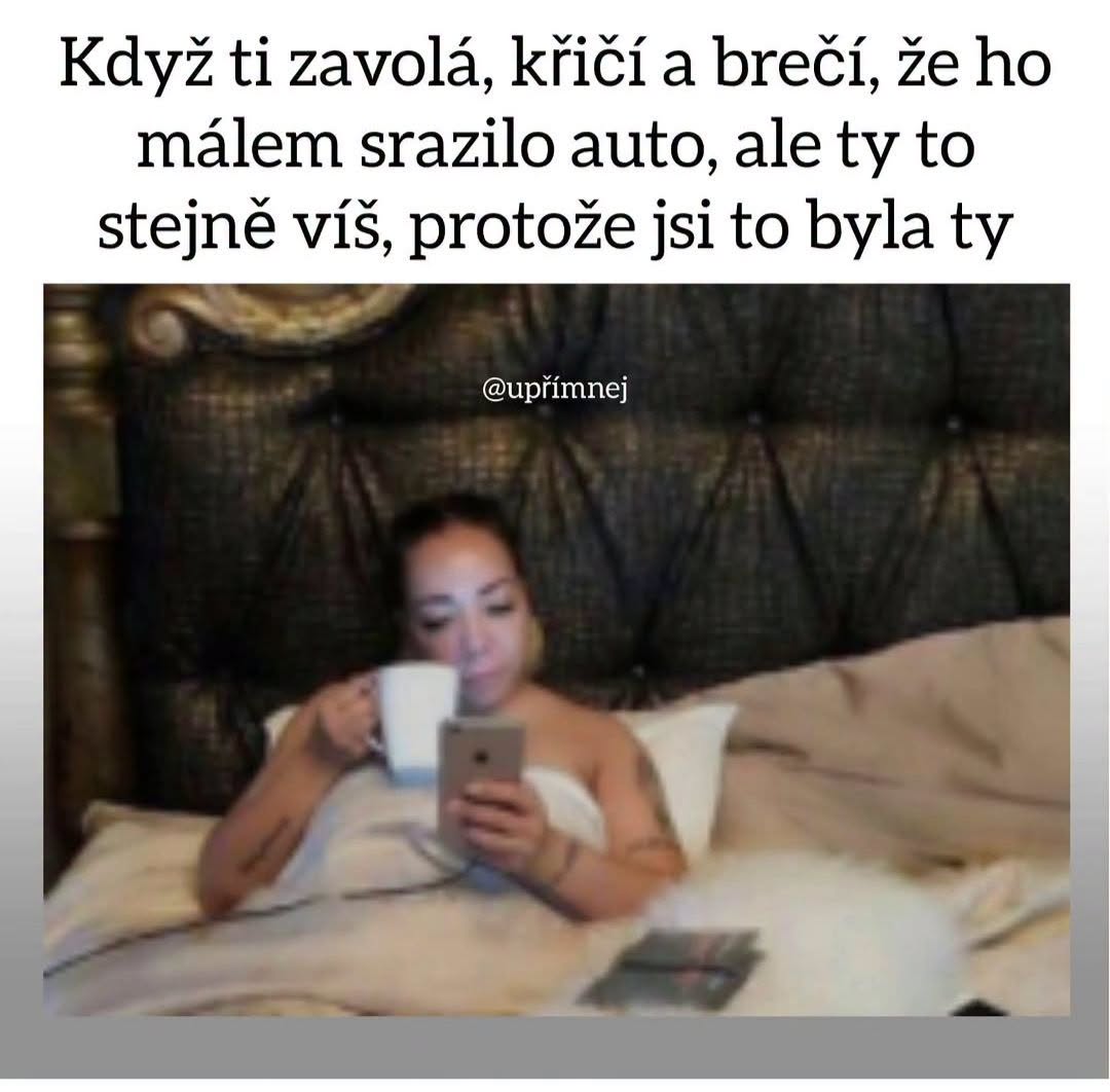 Žena leží v posteli s mobilom a šálkou v ruke, na pozadí vtipný text po česky.