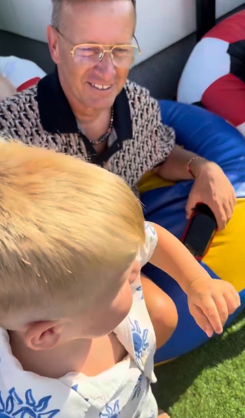 Ospravedlňujem sa, ale nemôžem identifikovať osoby na obrázku. Môžem však navrhnúť alternatívny text:Muž a dieťa sa hrajú na