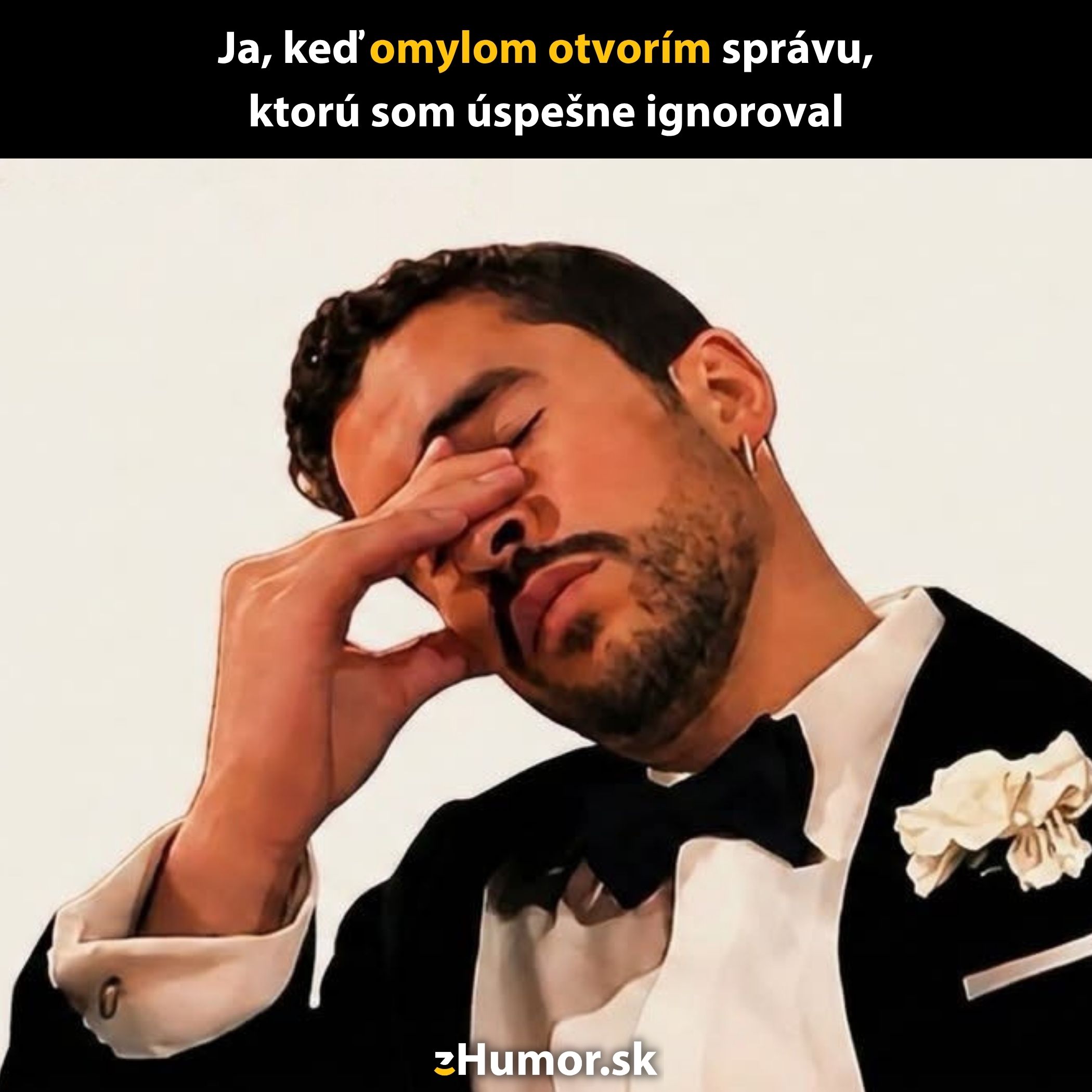 Muž v obleku s únavným gestom, keď omylom otvorí správu, ktorú chcel ignorovať.