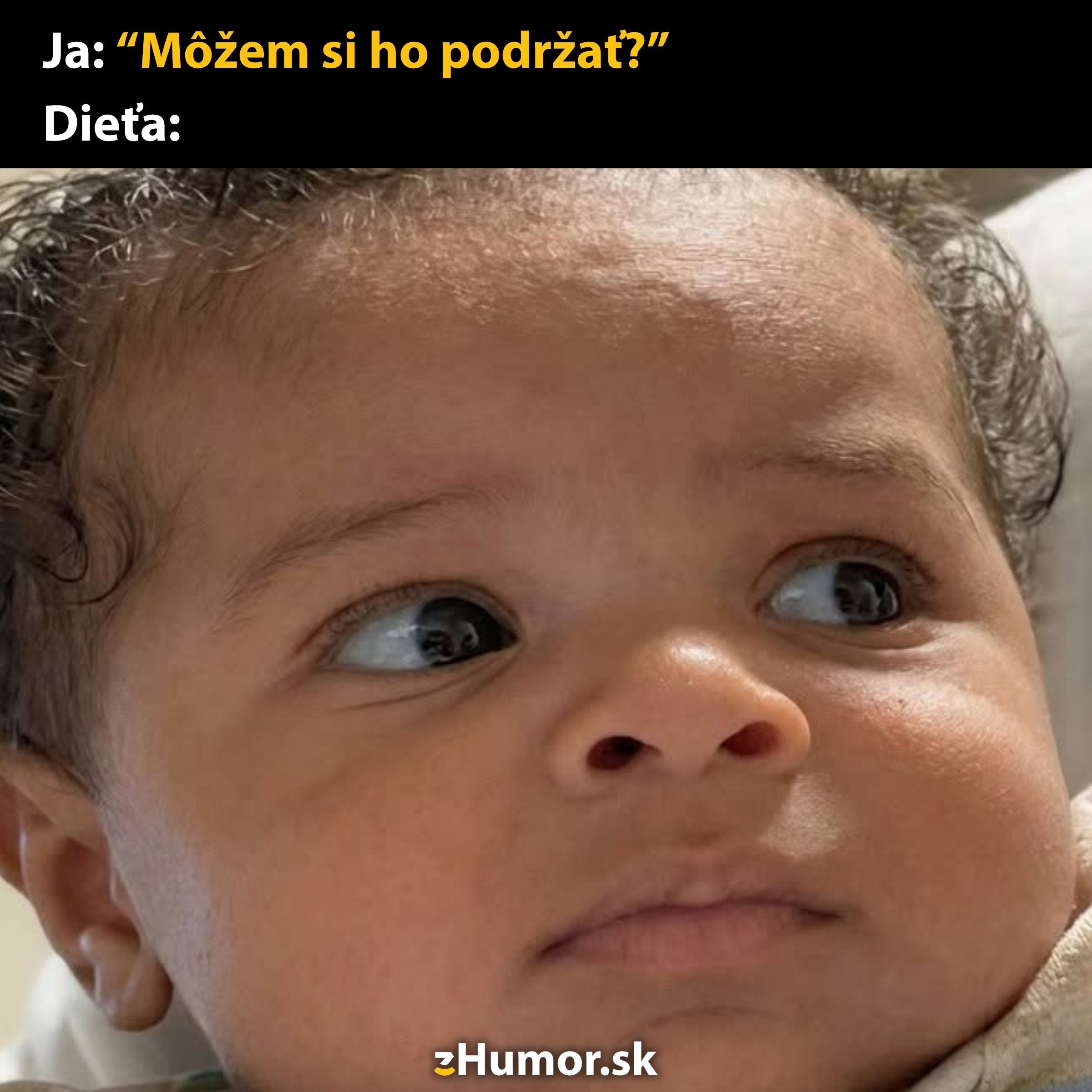 Bábätko s nedôverčivým pohľadom reaguje na otázku Môžem si ho podržať?.