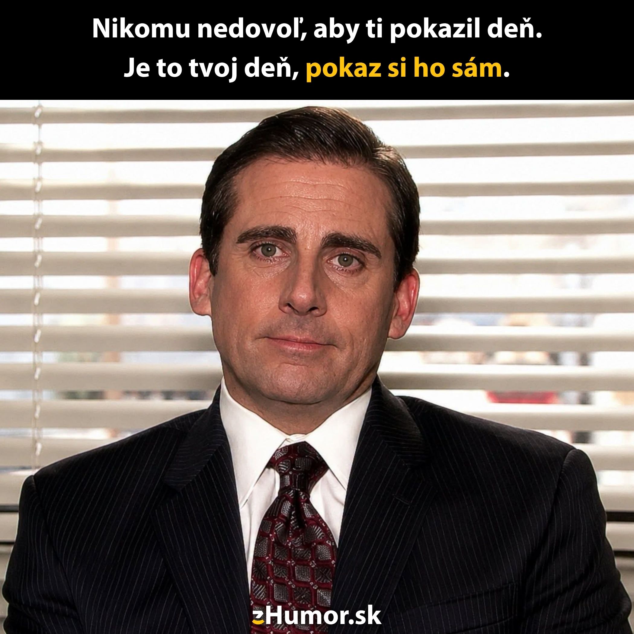 Osoba v obleku pred oknom s textom: Nikomu nedovoľ, aby ti pokazil deň. Je to tvoj deň, pokaz si ho sám.