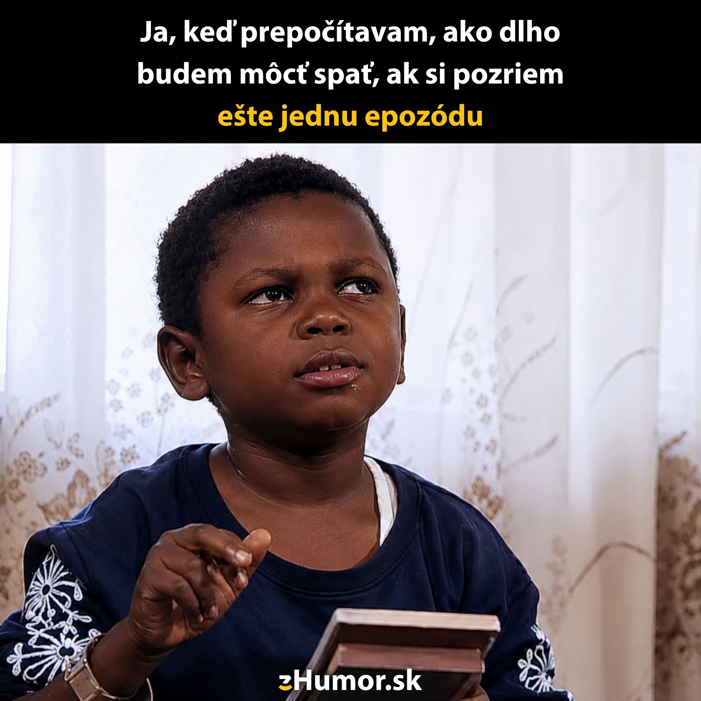 Chlapec zamyslene prepočítava, koľko spánku stratí kvôli sledovaniu ďalšej epizódy seriálu.