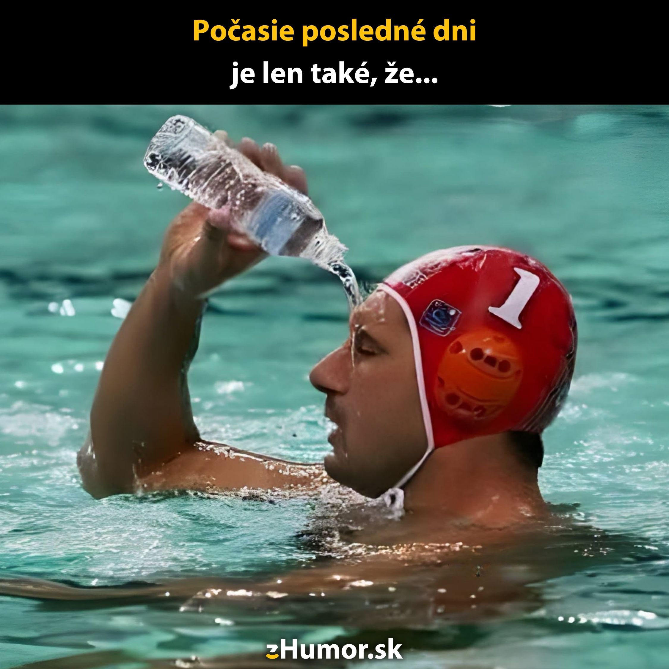 Muž v čiapke na vodné pólo si leje vodu z fľaše na hlavu, ilustruje horúce počasie.