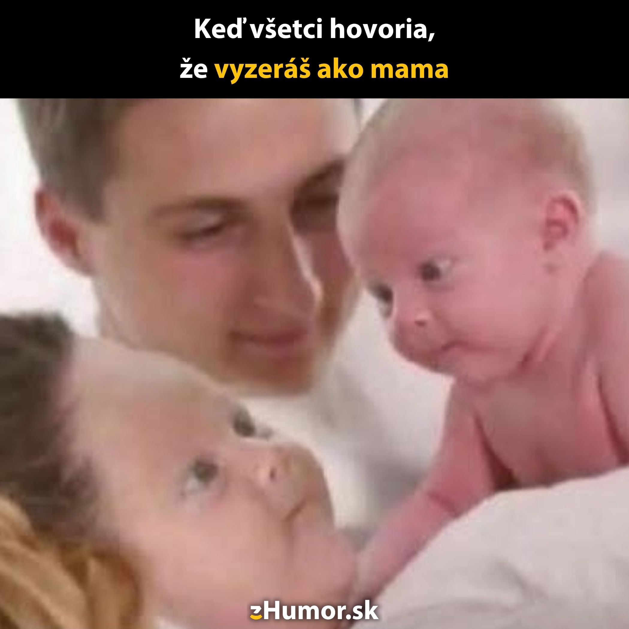Bábätko s tvárou dospelej ženy a muž sa na ne pozerá pobavene.