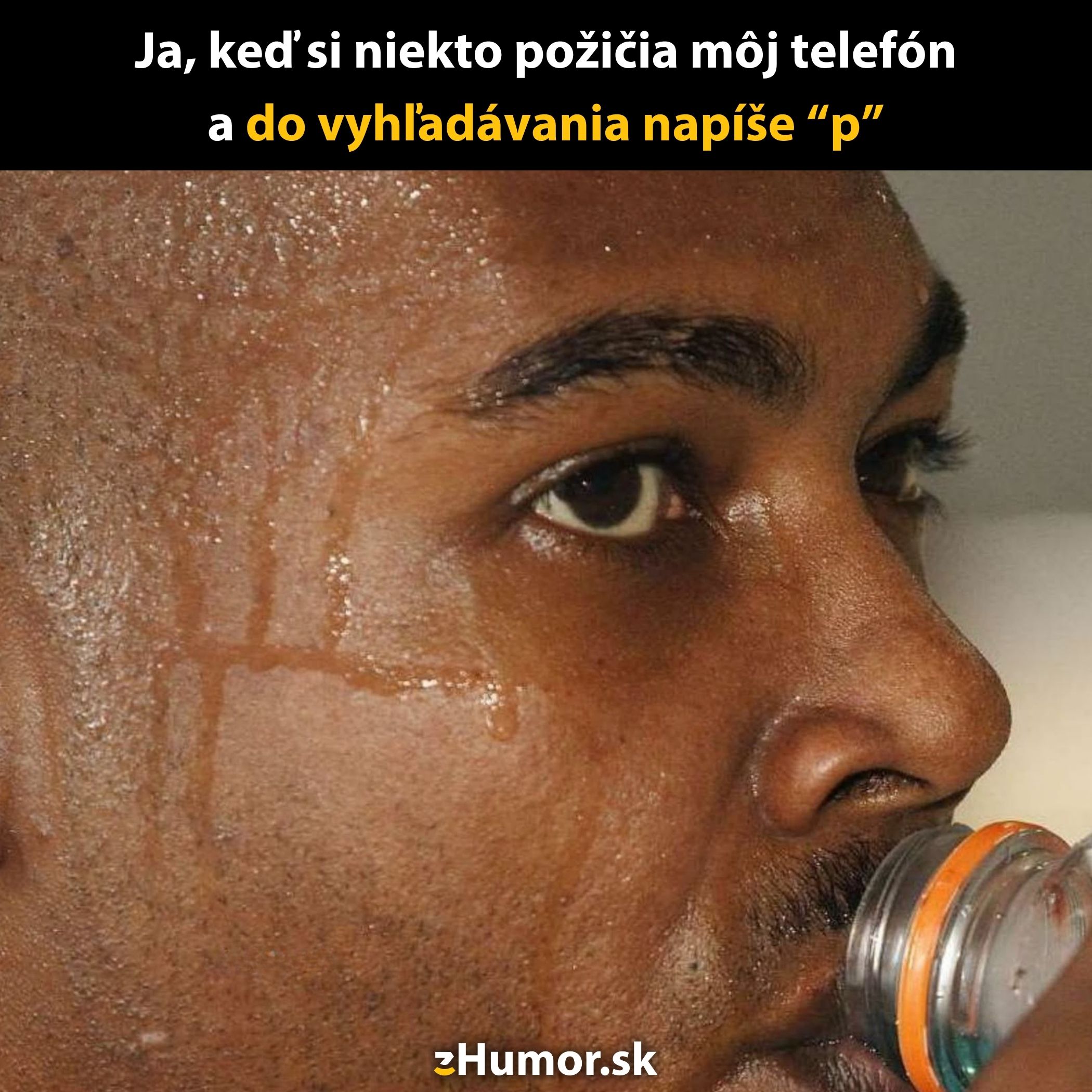 Muž s nervóznym výrazom a pot na tvári, pije z fľaše. Text o hľadaní v telefóne pridáva komediálny prvok.