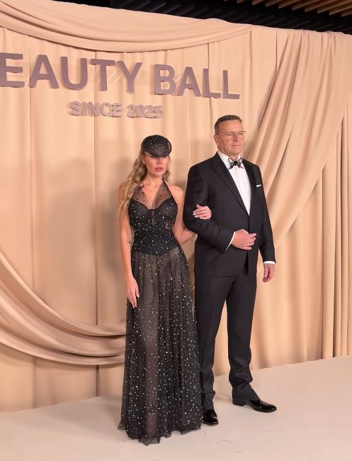 Pár v elegantných šatách na červenom koberci na udalosti Beauty Ball 2023.