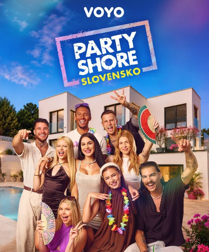 Skupina ľudí pózuje pred modernou vilou pri bazéne na promo akcii Party Shore Slovensko od Voyo.