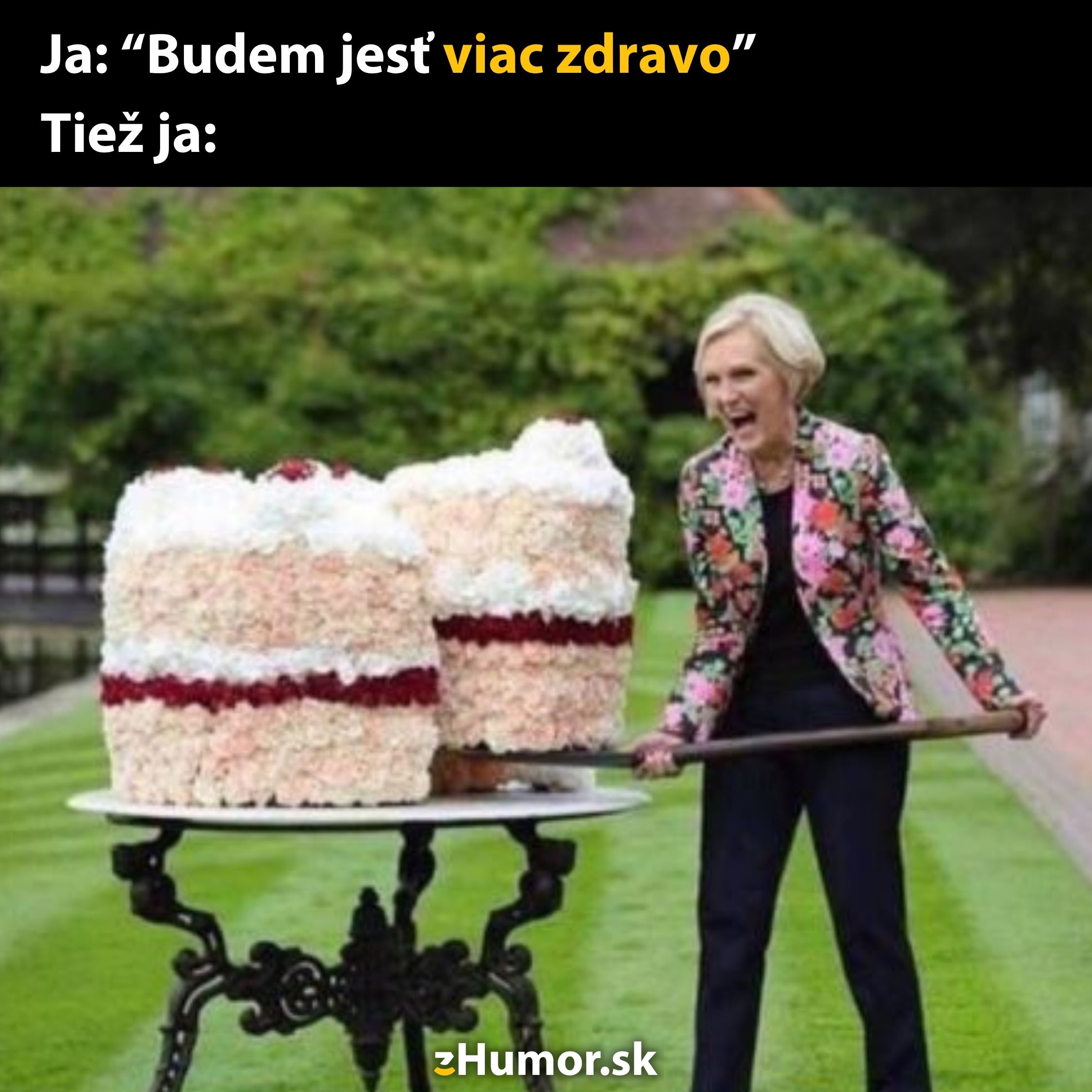 Žena s úsmevom drží veľkú vidličku pri obrovskom koláči v záhrade, s textom o zdravšom stravovaní.