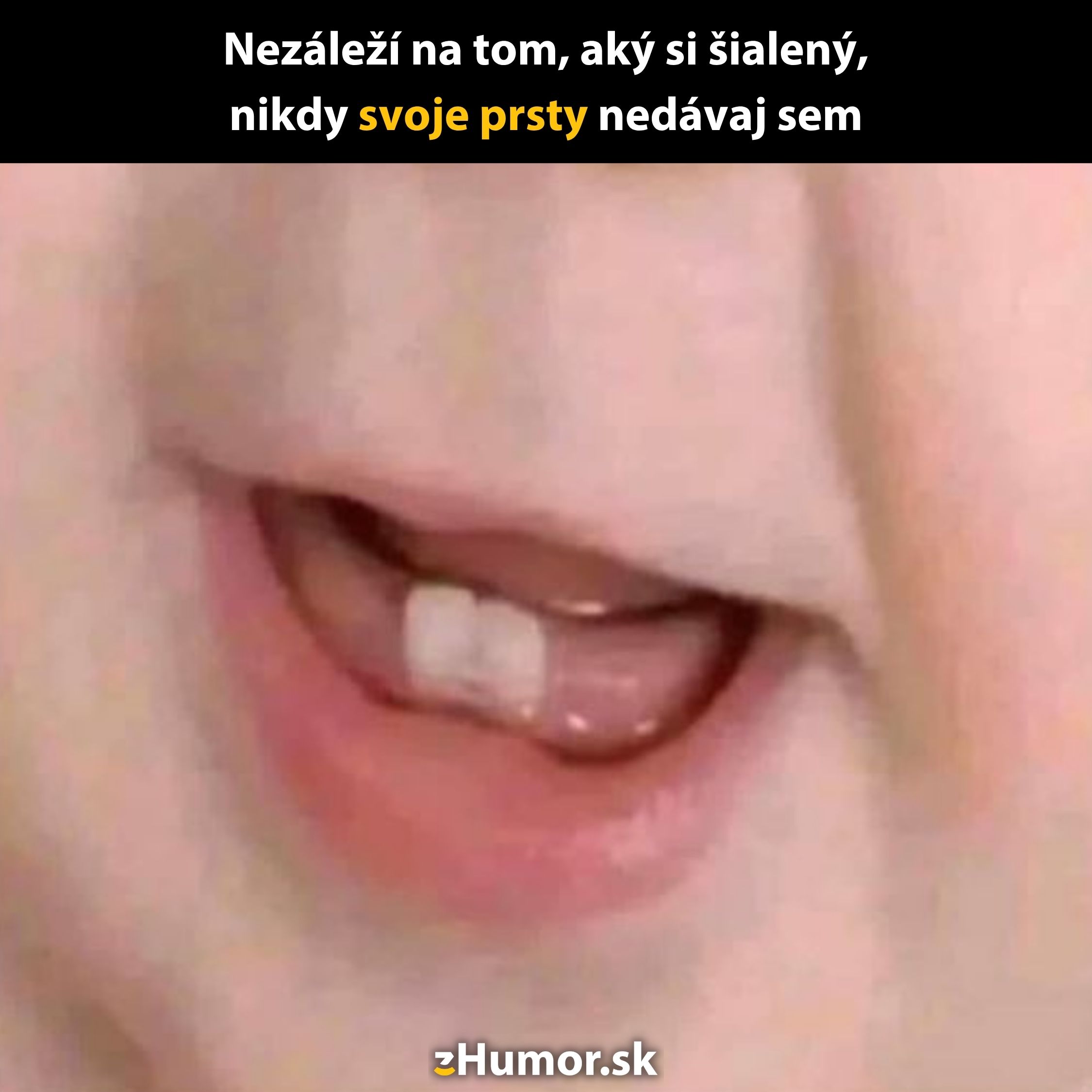 Bábätko s otvorenými ústami a zúbkom. Varovanie: Nenechávaj prsty blízko bábätkovských zubov!
