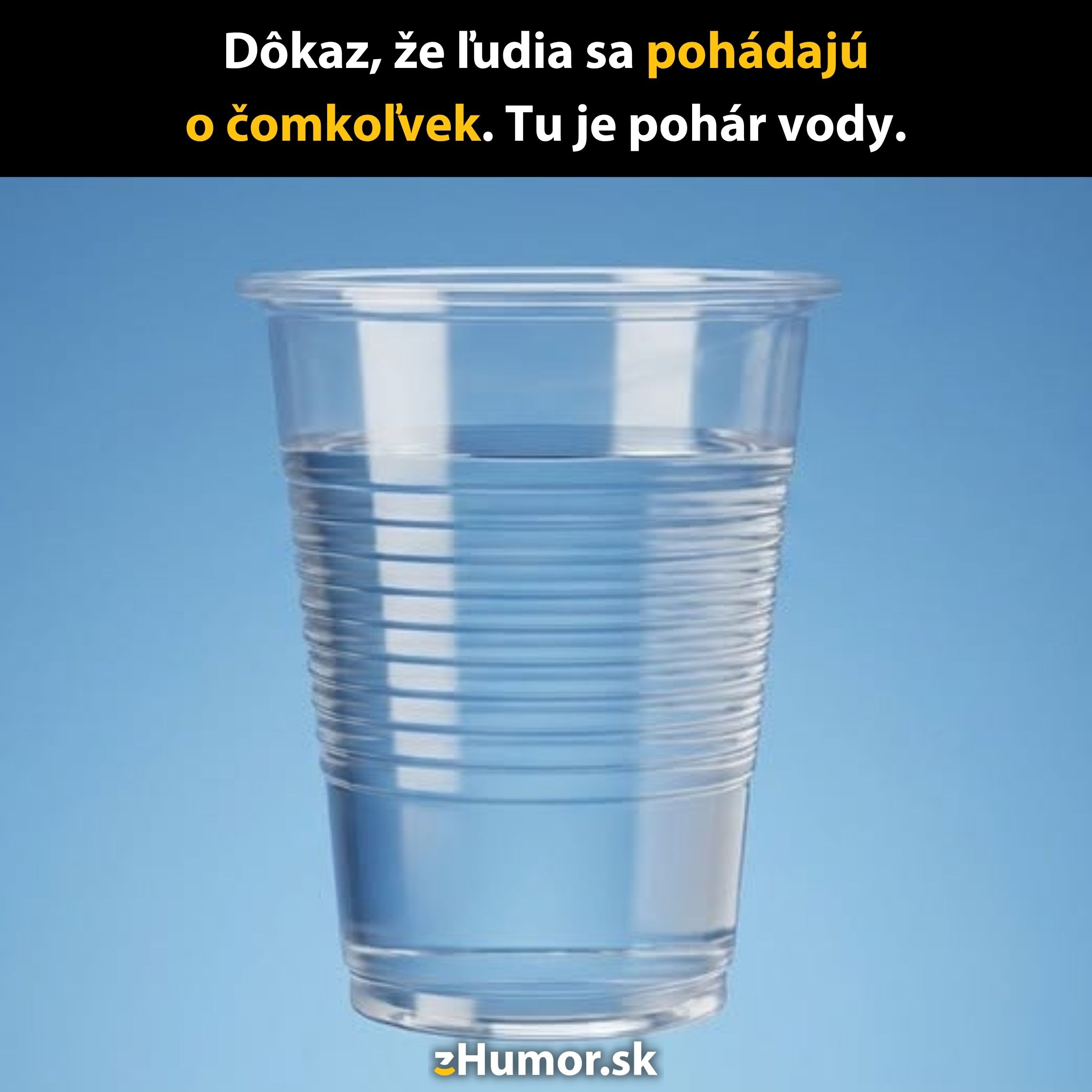 Plastový pohár s vodou na modrom pozadí, symbol debaty o pohári napoly plnom či prázdnom.