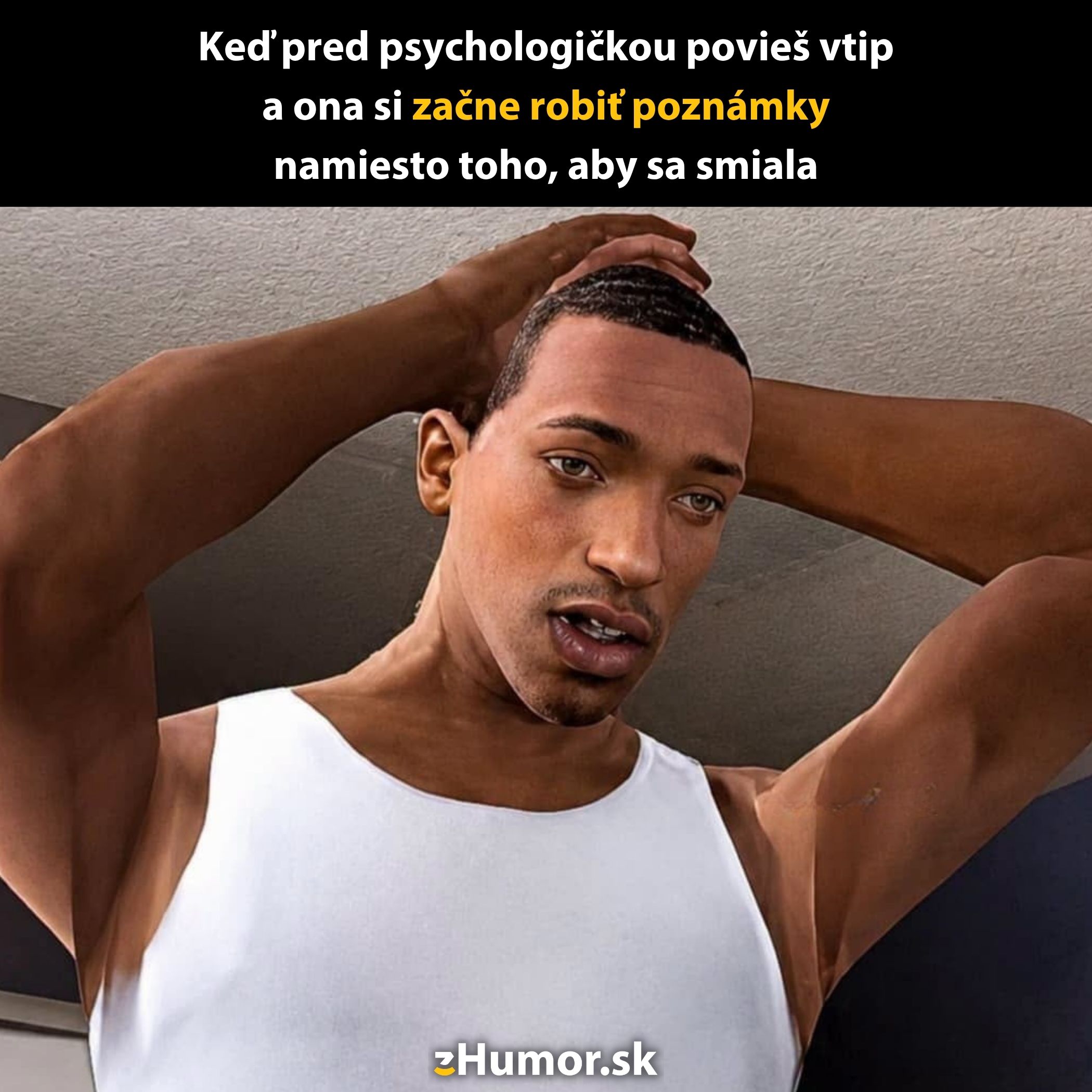 Muž v bielom tielku zmätený po vtipe pred psychologičkou, ktorá si robí poznámky.